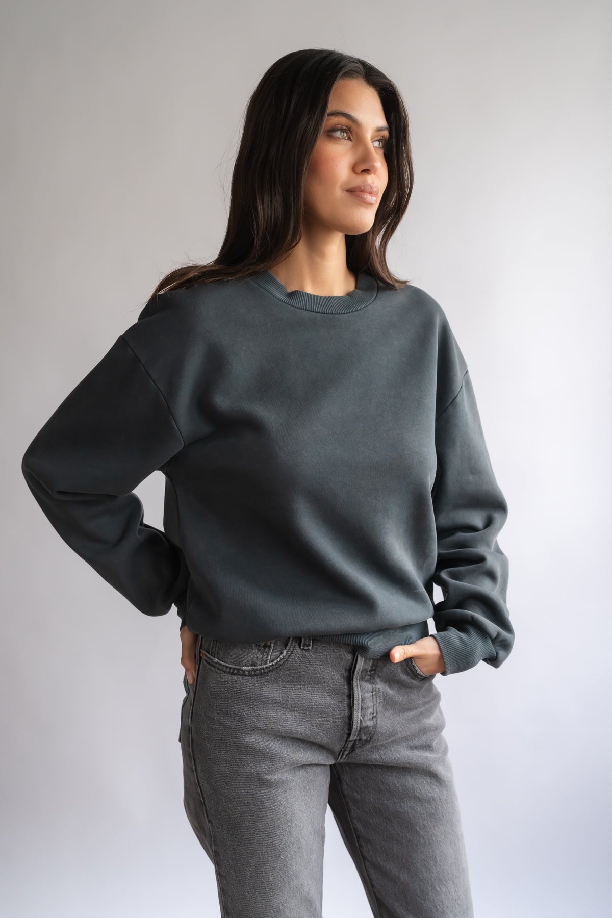 COSY CREW SWEATER IN WASHED BLACK