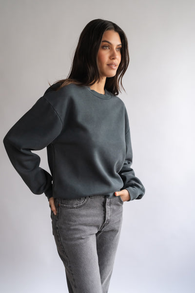 COSY CREW SWEATER IN WASHED BLACK