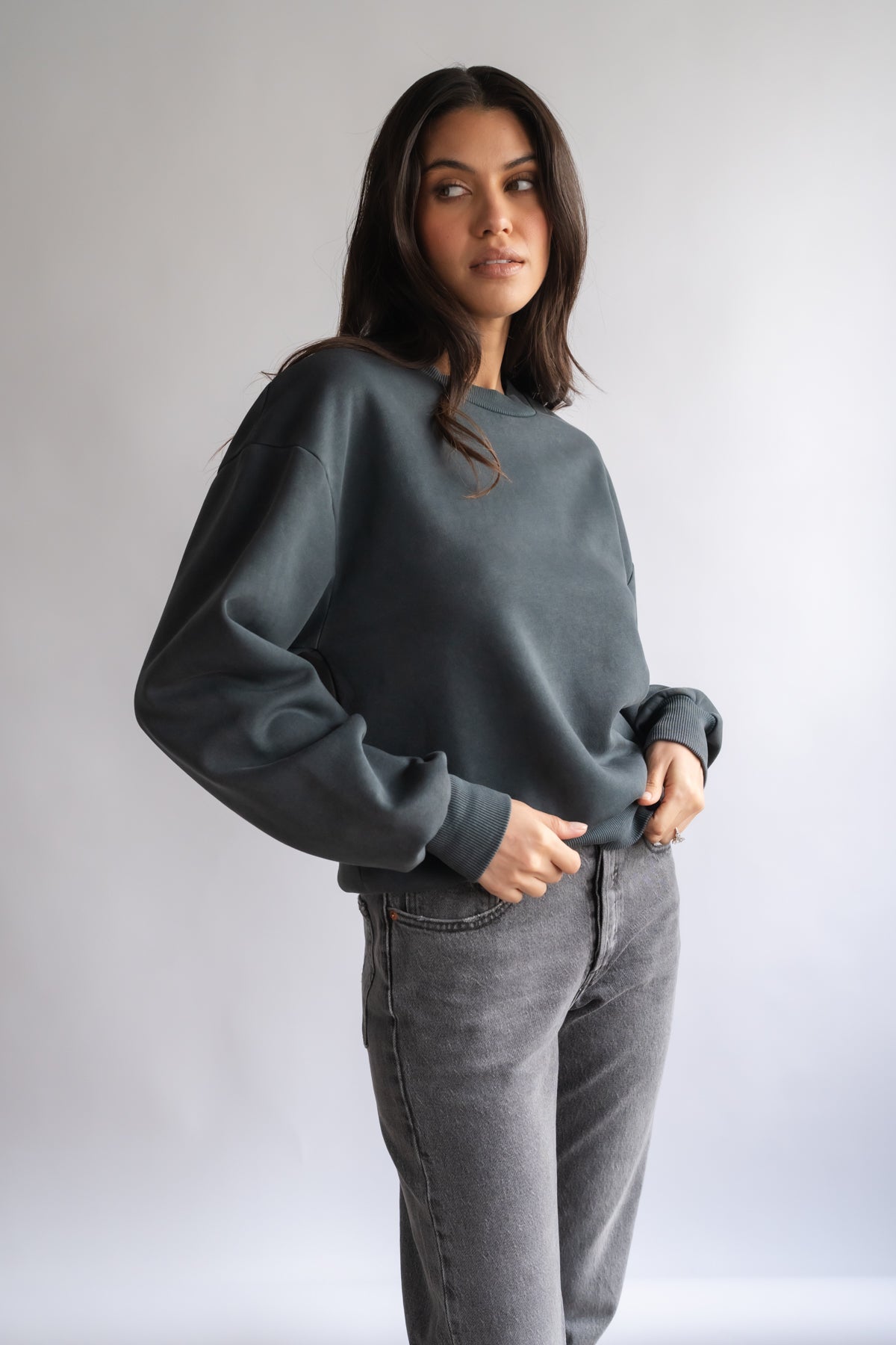 COSY CREW SWEATER IN WASHED BLACK