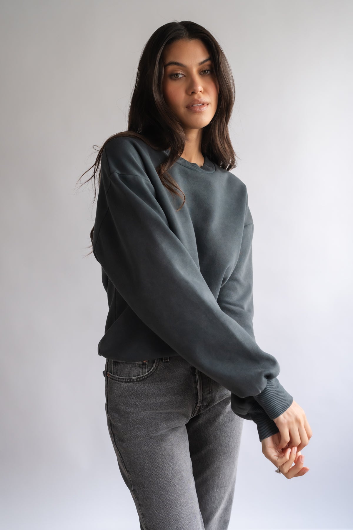 COSY CREW SWEATER IN WASHED BLACK