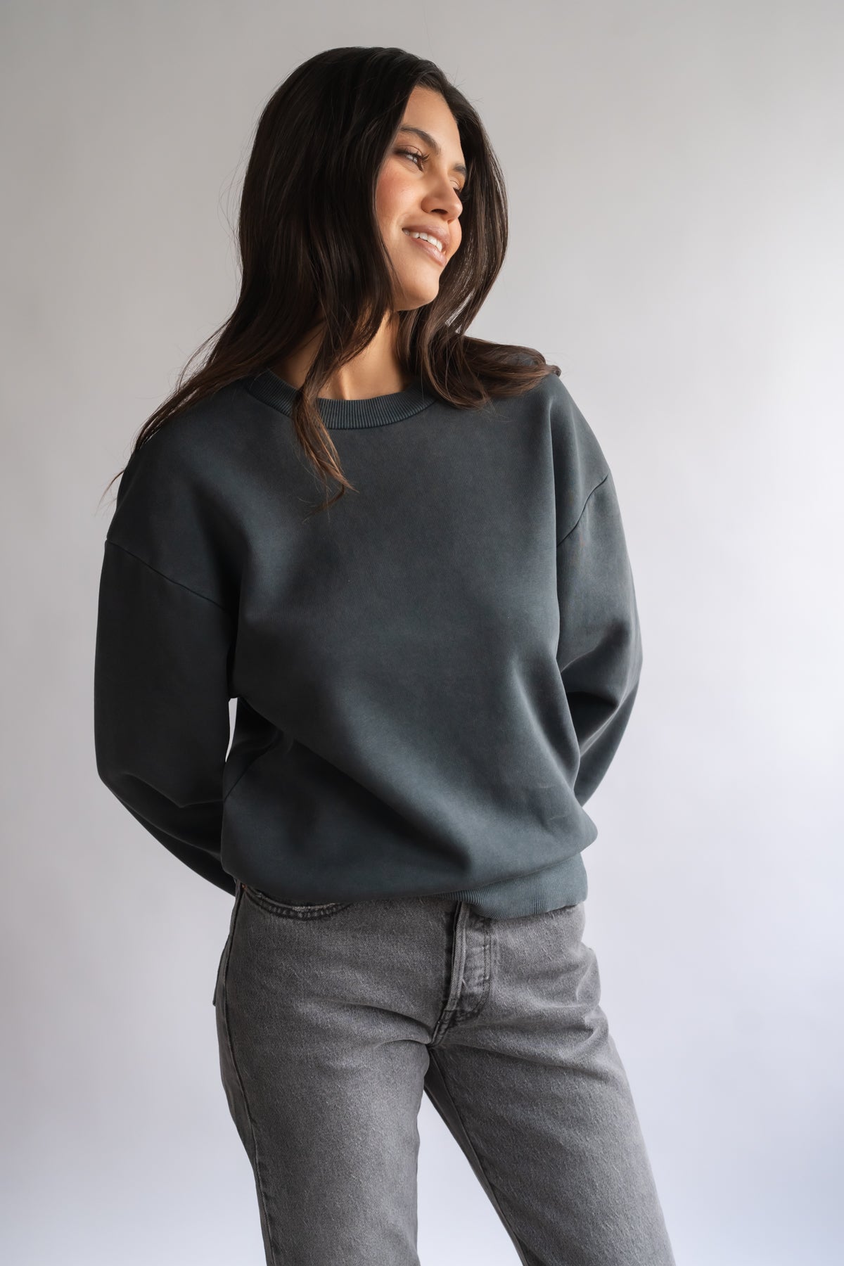 COSY CREW SWEATER IN WASHED BLACK