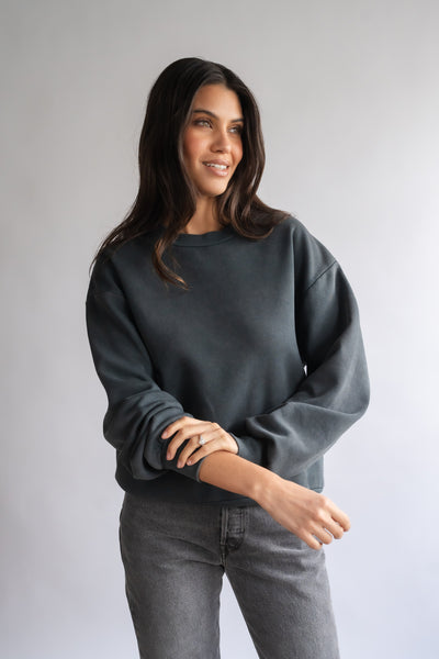 COSY CREW SWEATER IN WASHED BLACK